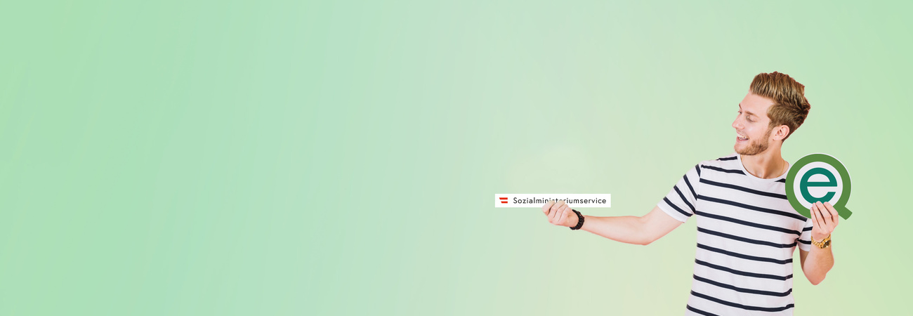 Frau hält Logo des Sozialministeriumservice